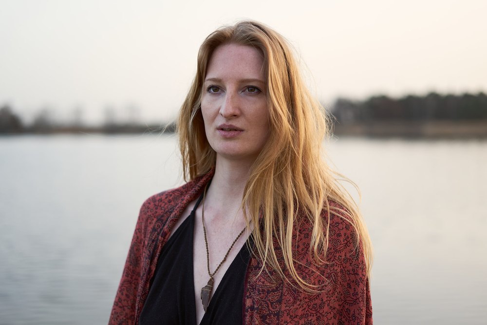 Porträt von Anna Schäfermeier am See im Abendlicht