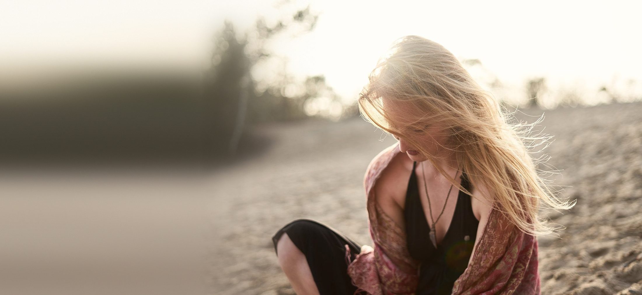 Anna im Abendlicht, das Haar weht im Wind